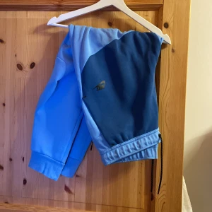 Nike tech fleece byxor  - Tech fleece byxor i storlek L. Knappt använda och de är i princip nya, finns varken hål eller märken