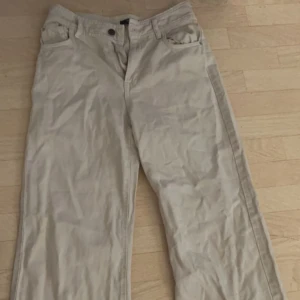 Jeans  - Säljer dessa jeansen från Bershka då dom är för korta och går inte över mina höfter, storlek 38 men säger storlek S, man får väldigt fin form i dessa, dom sitter taighta vid låren o rumpan och nertill lite utsvängda🙌🏻