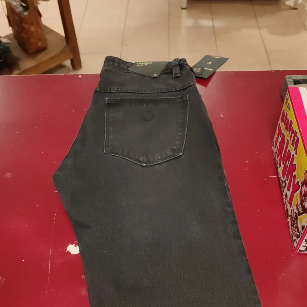 Svarta jeans från A Brand, 90s Relaxed Fit. Storlek 28/32. Jeans & Byxor.