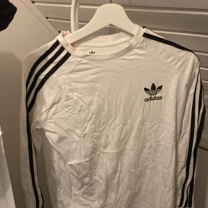 Adidas långärmad tröja (ej sweatshirt) - Vit långärmad tröja från adidas i strl 12/13y (passar xs/s) Inga defekter