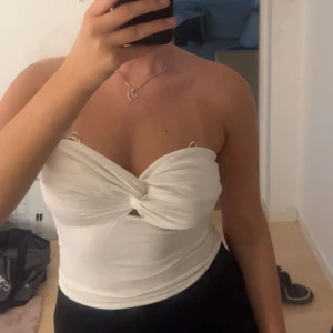 Topp - Skit snygg och bekväm topp, snygg att ha under en kofta eller bara som en vanlig topp❤️ använt den 2 gånger så väldigt bra skick 🥰