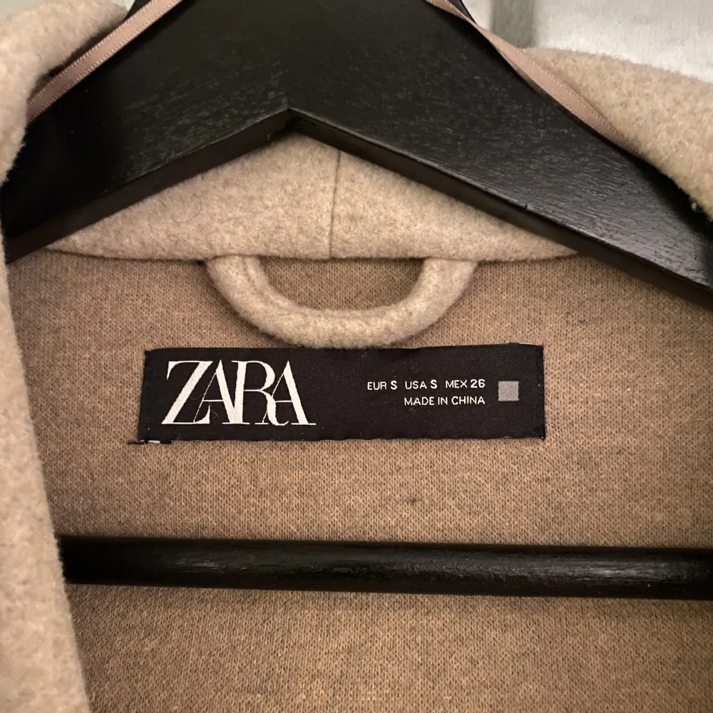 Beige kappa från Zara, skön nu till hösten men passar inte mig tyvärr.. Jackor.