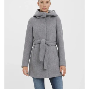 Vero Moda kappa  - Grå Vero Moda kappa som är perfekt till vintern. Har tjock luva. Helt ny och utan defekter. Nypris är 1000kr. 