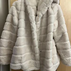 Mysig jacka - Mysig och skön jacka! Använd ett fåtal gånger endast