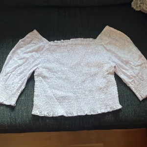 Ljuslila tröja från kappahl - En fin tröja från kappahl, använd några gånger men inga hål. Säljer för att jag har vuxit ur den