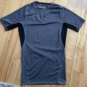 Under armour compression shirt - Under armour compression shirt. Superfint skick. Knappast använd. Herr. Strl S-M