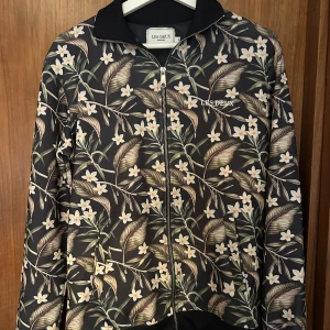 Les deux track jacket/sweatshirt - Säljer en Les deux track jacket/ sweatshirt som jag köpte i våras på boys2men i falkenberg. Anledningen till att jag säljer den är storleken. Endast använd ett fåtal gånger så finns inga tecken på att den är använd. Nypris 1700kr. Hör av er vid frågor.😊