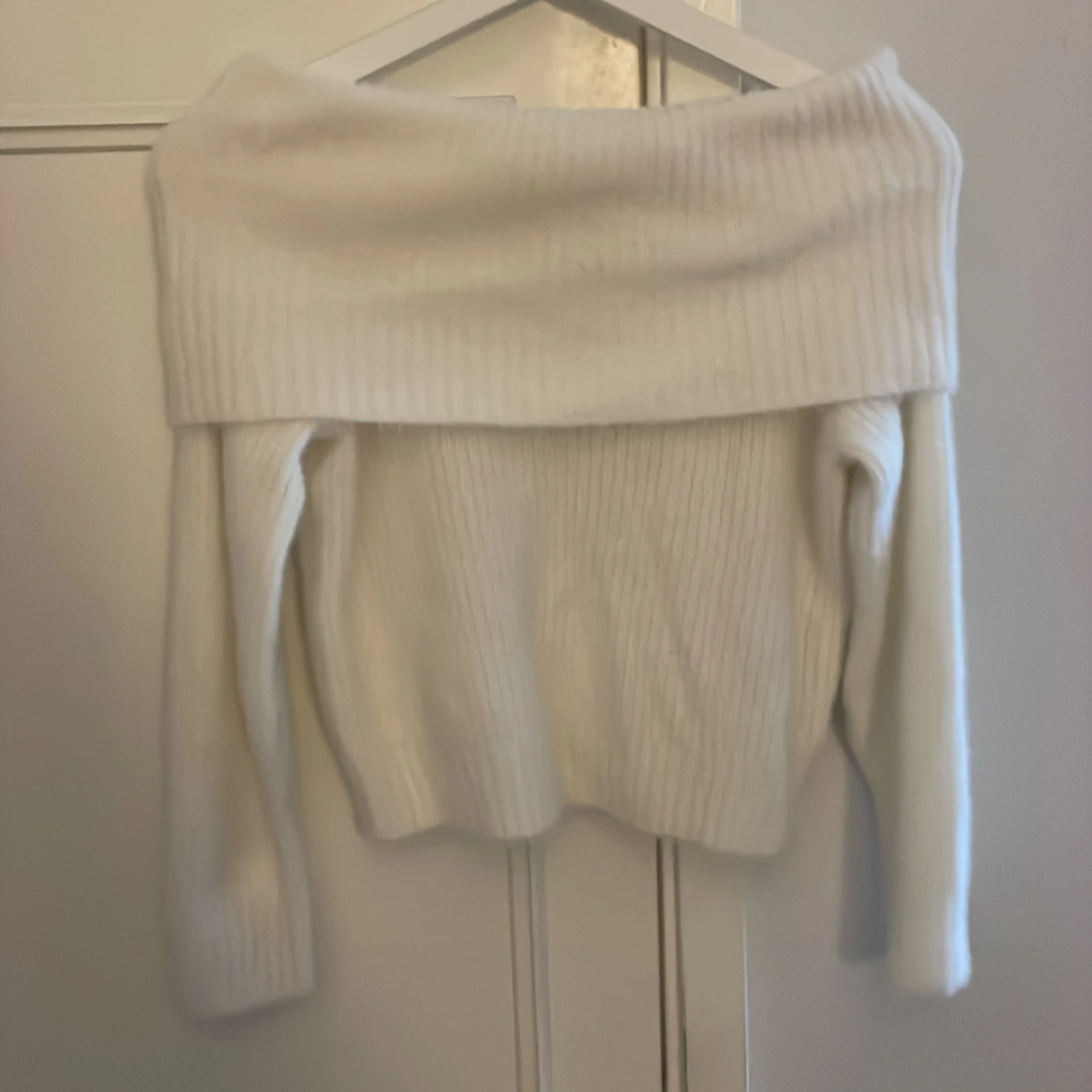 Off shoulder stickad tröja