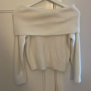 Off shoulder stickad tröja - Vit stickad tröja med off shoulder från h&m. Jätte mysig nu till hösten. Nyskick i storlek xs.