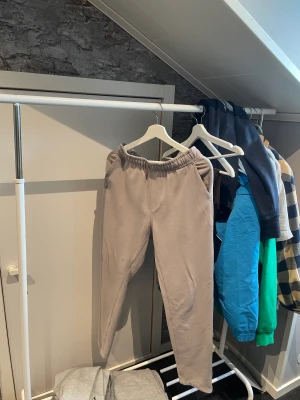 Gråa kostymbyxor zara - Gråa kostymbyxor, sitter väldigt bra och andvända få gånger 