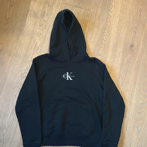 Calvin Klein hoodie  - Calvin Klein hoodie några år gammal men i väldigt bra skick. Barnstorlek M. Bara skriva om ni har några frågor!