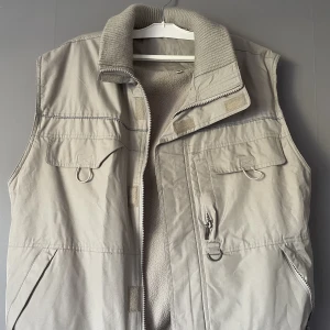 Väst - Väst i jättefint skick! I storlek M (stor i storleken) ☀️