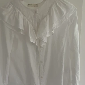 Vit tröja/blus - En fin tröja/blus från zara kids avdelning, säljer för har ingen användning av den. Storlek 152💞