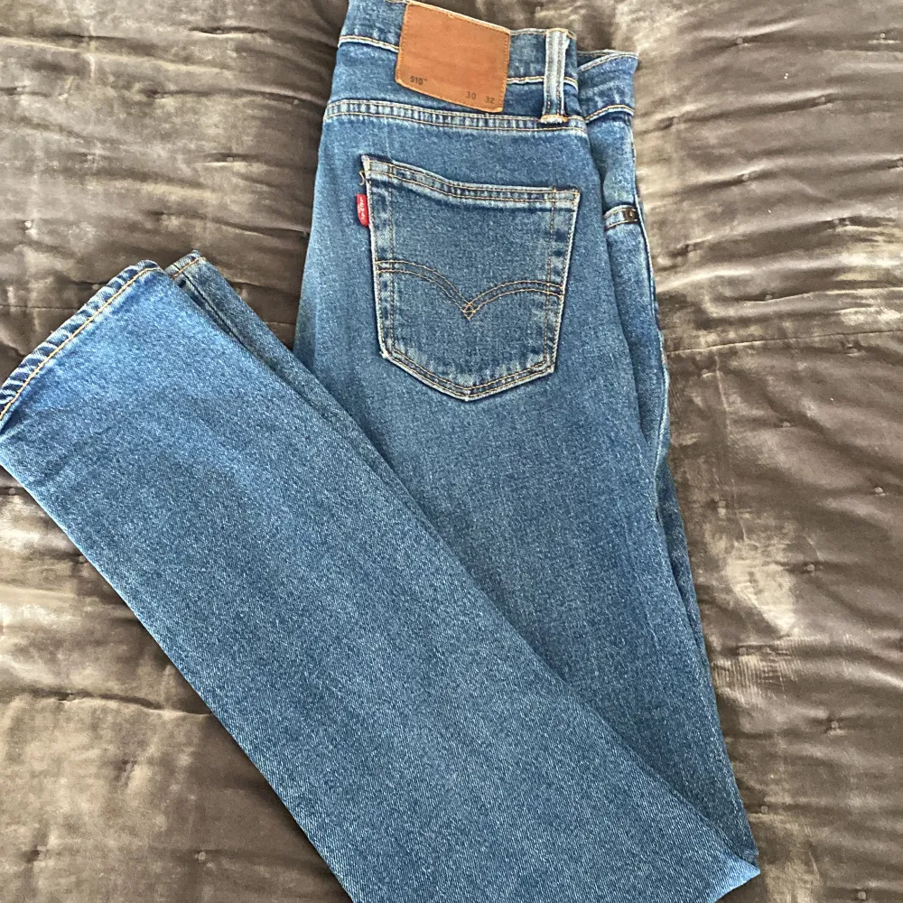 Levis jeans i mellanblåtvätt, modell 510❣️. Jeans & Byxor.