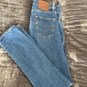 Levis jeans - Levis jeans i mellanblåtvätt, modell 510❣️