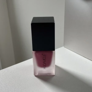 Nars liquid blush dupe  - Säljer nu en helt oanvänd Nars dupe blush i färgen ”Orgasm 06”. Säljer den eftersom jag köpte två och inte ens börjat anväda den första! Väldigt fin färg och dryg i användning, behövs endast en klick för att få sminket perfekt. 20 ml. Nytt pris: 200kr