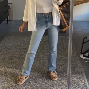 501 Levi’s Original - Här kommer fler bilder på 501 Levi’s Original jeansen, väldigt fin färg!🩵💙