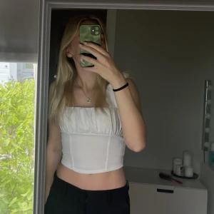 Topp - jättegullig topp med volanger 