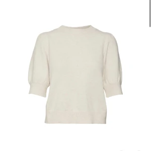 Stickad t-shirt - Säljer denna stickade t-shirt från Vero Moda i en mer grå-beige färg. Aldrig använd, endast testad💕
