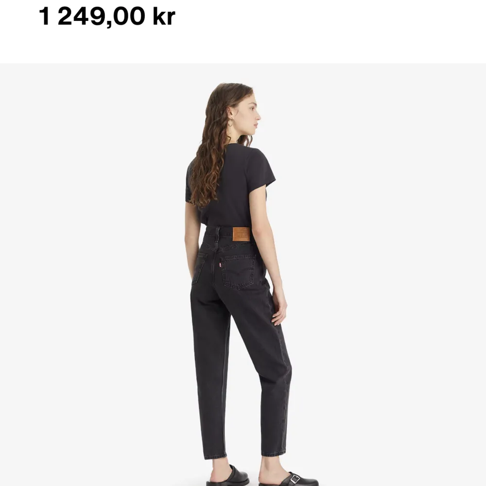 Säljer ett par Levis 80’s mom jeans i mörkgrå/svart. Storlek 26 (jag är XS-S). Bara använda ett par gånger så är i nyskick! Nypris 1249 kr, säljer för 650. . Jeans & Byxor.