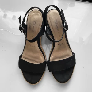 Tamaris Klackar  - Orginalpris 599kr från Tamaris  Använt 1 gång, säljer då de är lite för små för mig strl 38