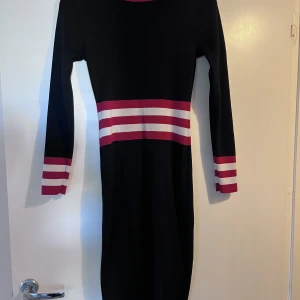 Klänning  - Långärmad klänning i väldigt tjockt och stretchigt material. Jätte fint skick använd bara några få gånger 