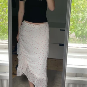 Kjol  - fin kjol men blommiga detaljer, endast använd vid ett tillfälle 