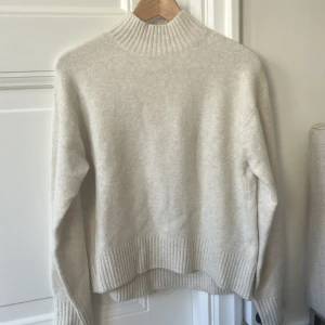 Stickad tröja  - Superfin vit stickad tröja från uniqlo, använd fåtal gånger i storlek XS💖