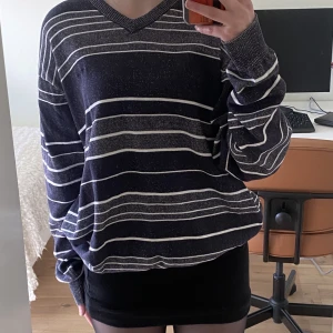 Stickad tröja - Mysig och varm stickad tröja i grå/ blå! Tröjan är köpt second hand med mycket små slitningar på insidan men annars i  gott skick och av god kvalitet. Hör av er vid frågor eller för fler bilder! 🥰🥰