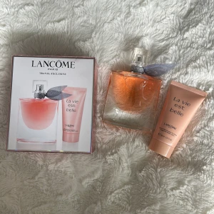 La vie est Belle parfym/bodylotion  - Säljer denna la vie est parfymen samt bodylotion i samma doft. Köpt på taxfree och säljs pågrund av felköp. Både parfymen och bodylotionen är i 50ml och har endast blivit testade 1 gång. Nypris ca 900kr🫶🏼 