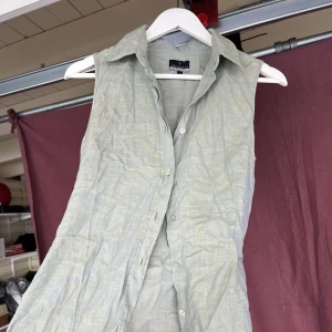 Bomullsväst - Så fin och unik väst med snörning i ryggen, så den går att styla tight eller lösare. Blå och gröna trådar som skapar en turkosaktig nyans