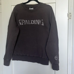  sweatshirt - Tröja i storlek M från Zaras Spalding kollektion. Använd fåtal gånger så mycket fint skick.