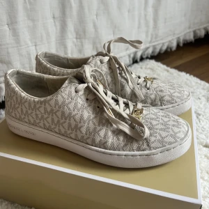 MK skor - Intressekoll på mina michael kros skor i beige/guld💗använda väldigt gå gånger, storlek 38