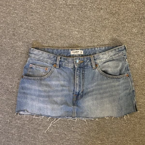 Lågmidjad jeans kjol - Säljer denna super fina Lågmidjade kjolen från pull and bear men som är klippt! Skriv privat om ni vill ha midjemått 