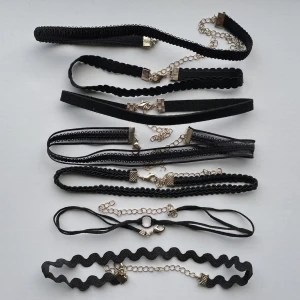 Chokers - Set med chokers från H&M med gulddetaljer. Nyskick ✨