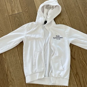 Barn kofta strl 150 - Jättefin och skön peak performance kofta i storlek 150💕använd ett antal gånger men väldigt bra skick