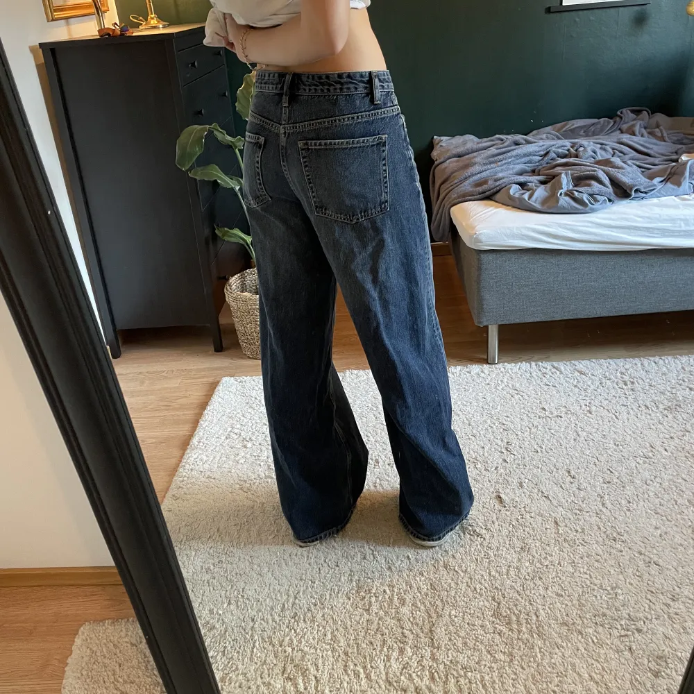 Baggy midwaist jeans från Zara. Jag är 178 cm och de går hela vägen ner på mig. Jättebra skick.. Jeans & Byxor.