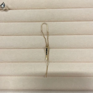 L8hasselblad örhänge  - Säljer detta örhänge från l8hasselblad då jag mer gillar silver smycken, ett nytt kostar 300kr säljer för 190kr + frakt. (Gör såklart rent det innan jag skickar) obs! Tryck ej på köp nu 