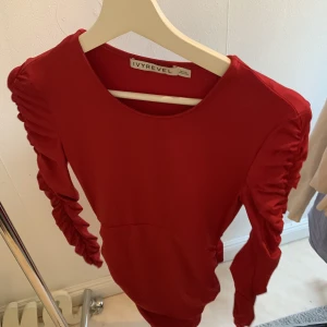 Röd klänning - Söt klänning från ivyrevel