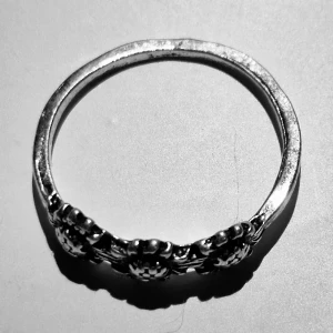 Silver ring - Silverring, om frågor uppstår kan ni få svar på mindre än en minut  Skickas i brev till postlådan. Lite silver i så säljer för 100, billigt!