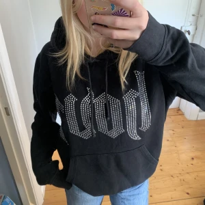 HOV1 merch❤️‍🔥 - Säljer ev min hov1 hoodie till ett bra pris! Storlek S😊 släpper ej under 400kr!