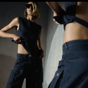 Zara denmi topp  - Vital zara topp i mörkblå denmi. Aldrig använd. Prislapp kvar. 