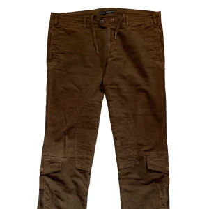 Ralph lauren byxor  - Väldigt fina byxor från Ralph Lauren.  Dessa har ett utförande som ska passa hästridning med detaljer som förstärkta områden runt byxorna.   Osäker på årtal.   Många andra fina detaljer. Moccakänsla.   Storlek 14 vilket motsvarar 34 enligt deras guide.