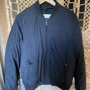 Bomberjacka Calvin Klein - Säljer en bomberjacka från Calvin Klein. Jackan är relativt tjock. Storlek medium.