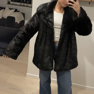 Twist and tango jacka - En pälsjacka (faux fur) från twist and tango. Knappt använd. Superfint skick! Nypris 1599kr   Skriv för fler bilder 