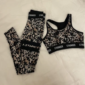 Leopard  - Säljer nu dessa leopardmönstrade stronger tightsen och även tränings toppen, använda men i mycket bra skick. Tightsen köptes för 799kr och jag säljer för 399kr, toppen köptes för 399kr och jag säljer för 199kr.  