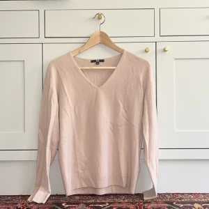 Cashmere tröja  - Superfin 100% cashmere tröja från uniqlo, storlek xs mjuk ljus rosa💖