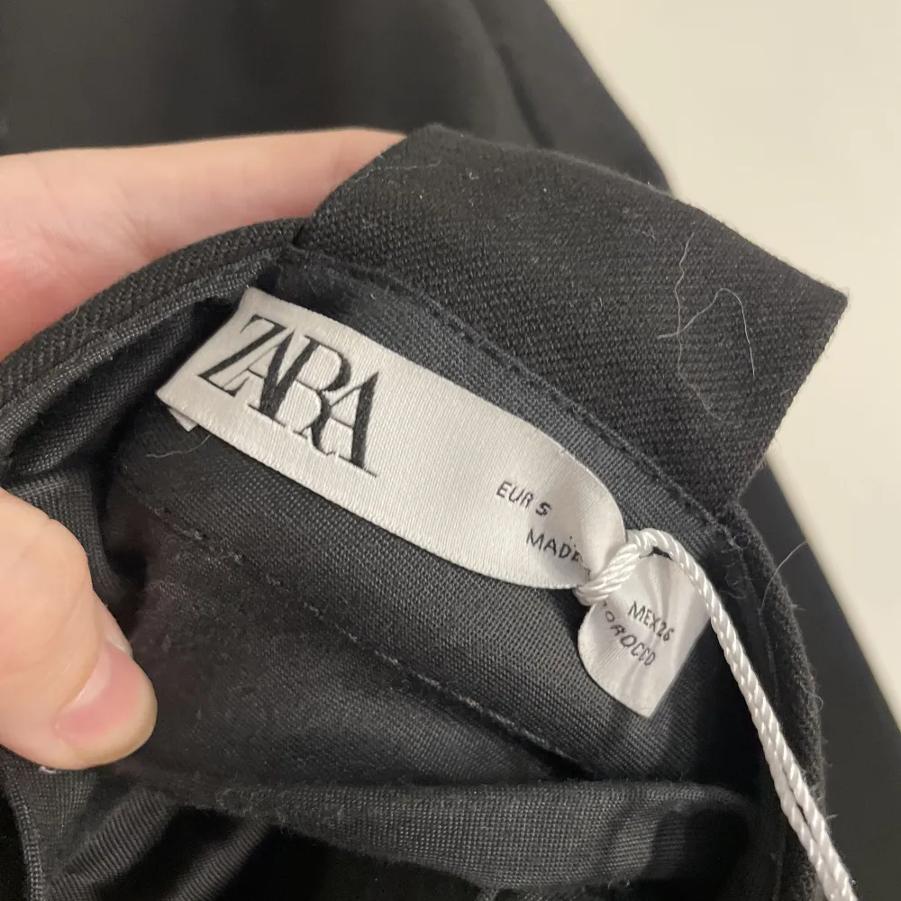 Högmidjade kostymbyxor från Zara men köpta på sellpy. Har inte kunnat använda dem då de är för små. Upplevs små i storlek. Jeans & Byxor.