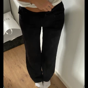 Kostymbyxor - Kostymbyxor från madlady. Uppsprätta nertill för ville ha de extra långa och de släpar i marken på mig som är 170. Storlek 36 längd 34 :) midjan är normal men går också o vika ner som jag gjort på första bilden för lågmidjat