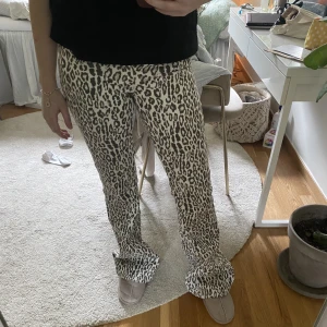 Leopardbyxor - Sjukt snygga jeans med leopardmönster! Köpta från nakd för några år sedan. Tyvärr har jag växt ur dem (passar ej i midjan) o väljer därför att sälja🫶 brukar ha 36-38 i jeans vanligtvis! det är bara att skriva om du har frågor om mått osv